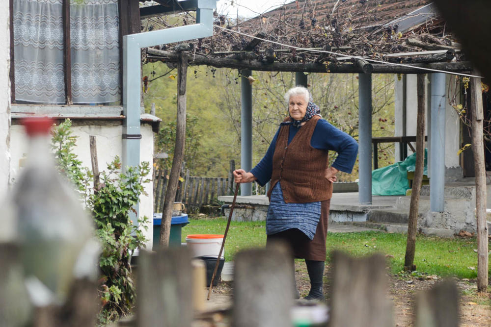 Kumče Aleksandra Karađorđevića sama obavlja poslove oko kuće u 84 godini   