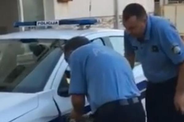 OVIM POLICAJCIMA SE SVI SMEJU: Pokušavali su da poprave službeni automobil na URNEBESAN NAČIN! (VIDEO)