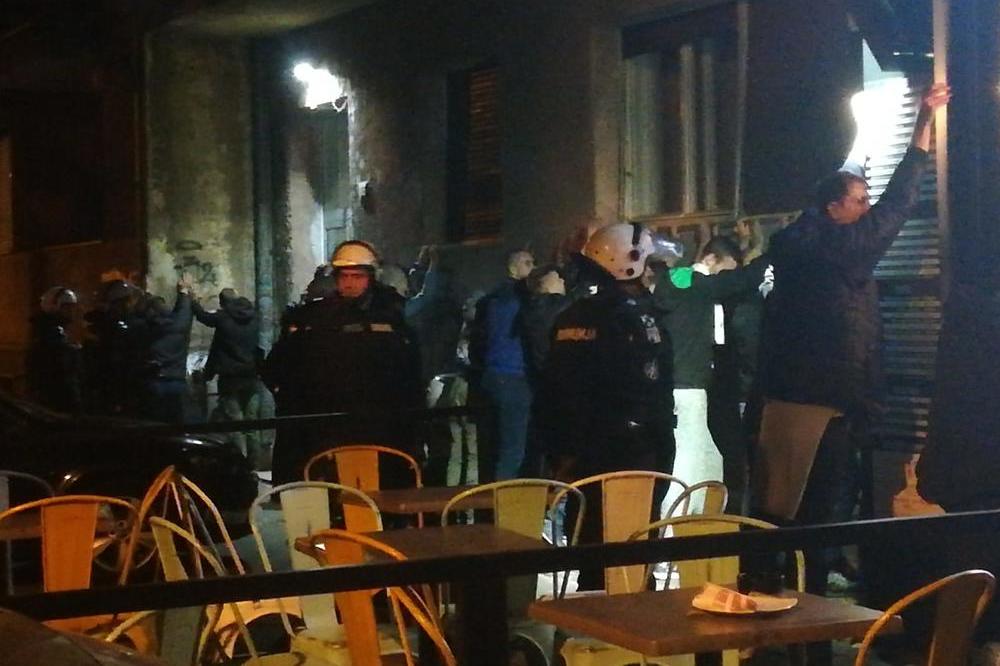 POHAPŠENI GROBARI U CENTRU BEOGRADA: Frka pred utakmicu, policija privela pripadnike jedne frakcije!