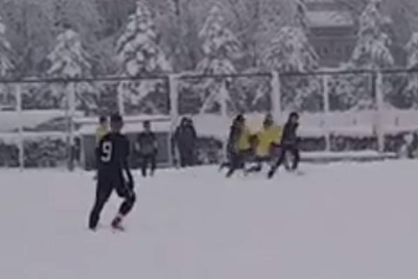 DOK SENIORI KUKAJU, ODLAŽU I ISTUPAJU, DECA IGRAJU: Partizanovi klinci s vršnjacima pokazali kako se voli fudbal!