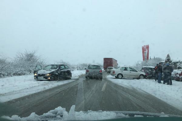 UDES I NA IBARSKOJ, KOLA SLEĆU S PUTA! Sneg je na ovoj saobraćajnici napravio PRAVI KARAMBOL (FOTO)