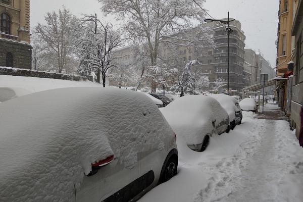 SNEŽNI POKRIVAČ ODOLEVA: U Beogradu jutros izmereno čak 25 cm snega!
