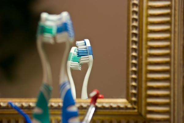 JEDNU STVAR RADITE JAKO POGREŠNO: Pazite kako držite četkicu za zube, MOŽE VAS KOŠTATI ZDRAVLJA!