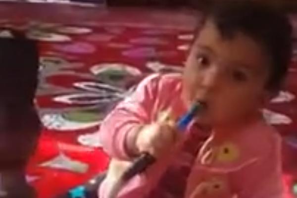 OVO JE NAJGORI OTAC NA SVETU!!! Dete puši nargilu i hoće još, a njemu ništa ne smeta (VIDEO)