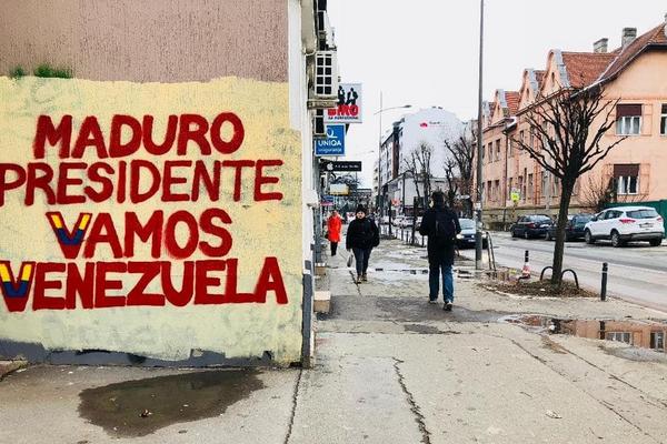 SRPSKI GRAD OSVANUO SA PORUKAMA PODRŠKE MADURU: Čaves zauvek, Maduro PRESIDENTE!