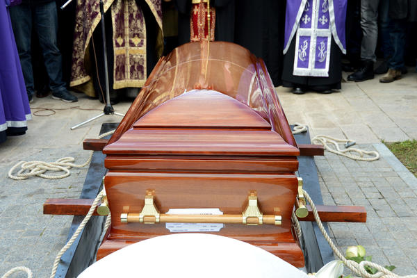 "LJUDI SU ME STRELJALI POGLEDOM" Beograđanka uradila nešto jako BIZARNO na sahrani! Kako biste vi reagovali?