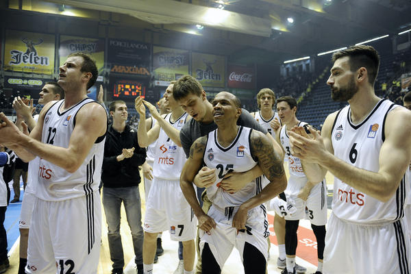 EH, DA MI NISU OTROVALI HRANU: Bivši košarkaš Partizana nasmejao Instagram svojom čestitkom crno-belima!
