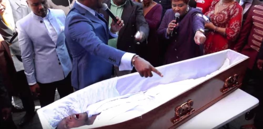 Samozvanom proroku iz Južne Afrike koji tvrdi da je oživeo umrlog čoveka preti tužba grupe tamošnjih pogrebnika koje navode da su bile izmanipulisane