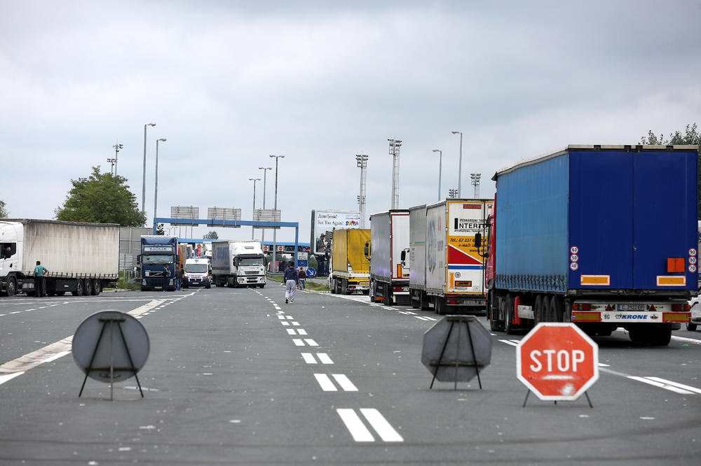 TOTALNI HAOS NA IZLAZU IZ SRBIJE: Kamioni čekaju po 10 sati na Batrovcima