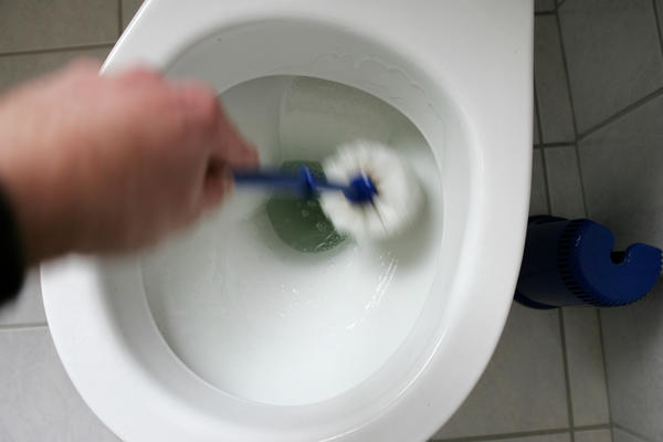 AKO OVAKO ČISTITE WC, ODMAH PRESTANITE SA TIM: Ni ne slutite koliko je OPASNO PO VAS, bakterije se množe