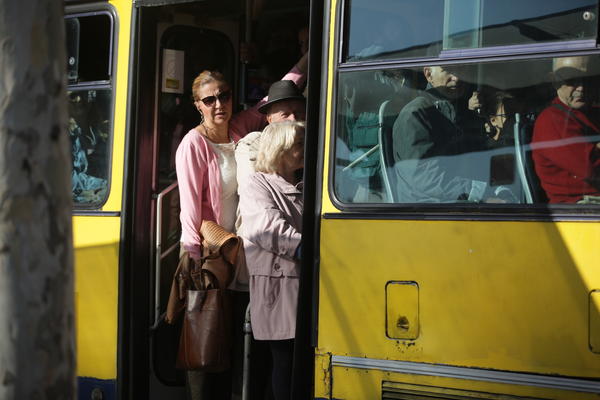ZBOG LINIJE 43 GRAĐANI KOTEŽA KOD PREDSEDNIKA OPŠTINE: Nezadovoljni zbog neredovnosti dolaska autobusa!