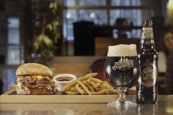 Legenda o nastanku Dark brewed burgera (VIDEO)