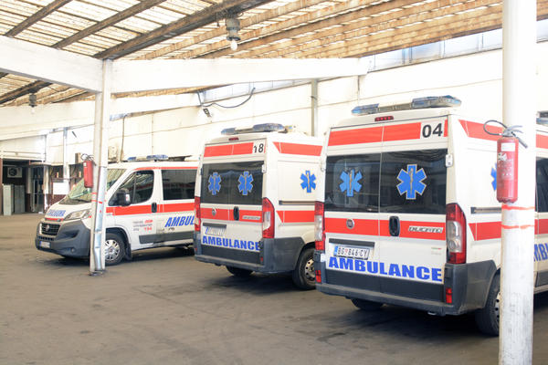 DEO FASADE PAO NA DEVOJKU: Nesreća na Zelenom vencu, Hitna pomoć je prevezla u Urgentni centar!