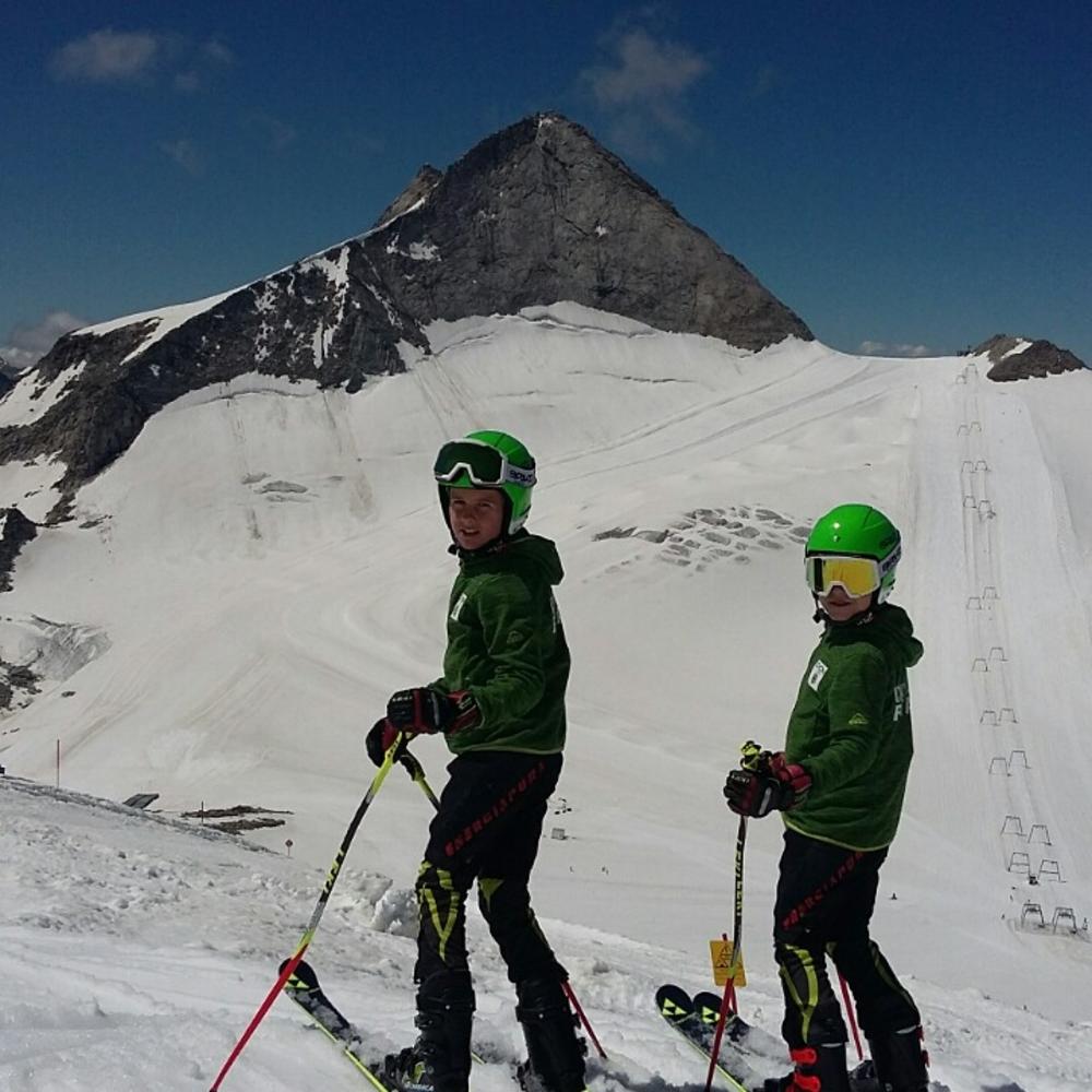 Aleksa i Lazar na ski stazi  