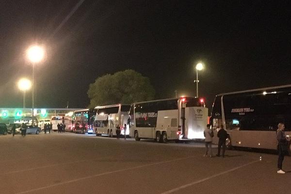 HRVATSKA POLICIJA SE IŽIVLJAVA NAD SRBIMA: Ne puštaju 20 buseva u zemlju (FOTO)