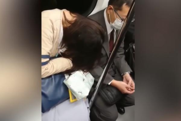 GLAVA JOJ JE PALA NA NJEGOVO RAME, A ON JE POLUDEO: Reakcija ovog JAPANCA je zapanjila putnike! (VIDEO)