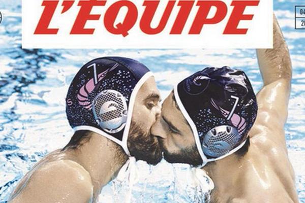 ISTORIJSKA NASLOVNICA O KOJOJ BRUJI EVROPA: Poljubac u usta gej vaterpolista u bazenu!