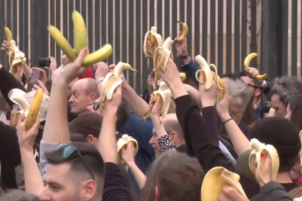 ODBRANA UMETNIČKIH SLOBODA: Otkazana izložba u Poljskoj zbog lascivnih banana, pa usledio protest (VIDEO)