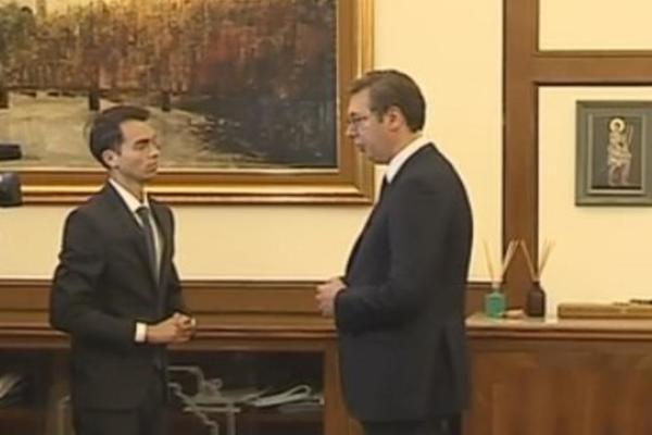 U OVOM KABINETU PREDSEDNIK DONOSI NAJVAŽNIJE ODLUKE: Aleksandar Vučić otvorio vrata svog radnog mesta! (FOTO)