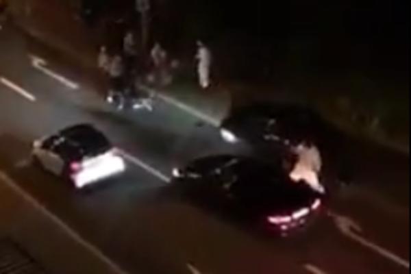 HOROR NA ULICAMA TOKOM RAMAZANA: Ljudi napadnuti u automobilima, RAZULARENA RULJA terorista podivljala! (VIDEO)