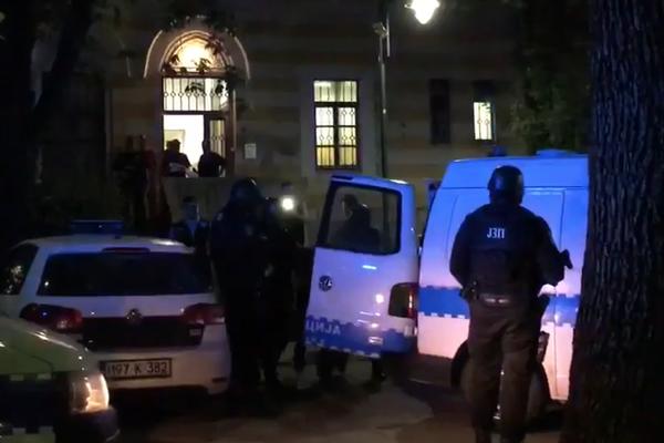 RAZBOJNIK MASKIRAN U POLICAJCA: Upao u radnju u Čapljini pa ukrao 25 PIŠTOLJA!