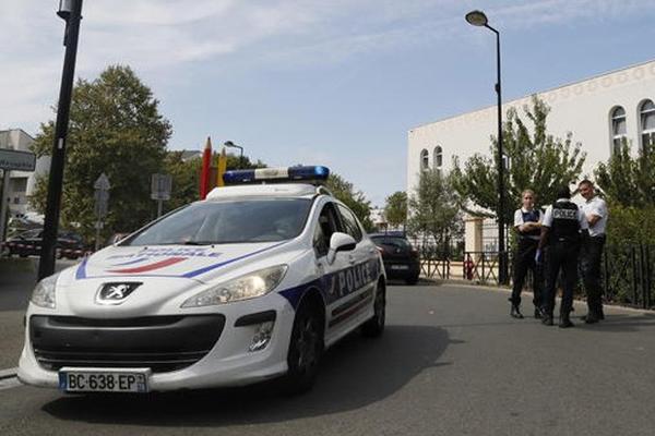 POLICAJAC U FRANCUSKOJ POVREĐEN U NAPADU HLADNIM ORUŽJEM: Napadač govorio da deluje u "ime proroka"
