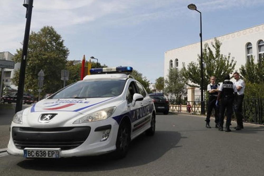 POLICAJAC U FRANCUSKOJ POVREĐEN U NAPADU HLADNIM ORUŽJEM: Napadač govorio da deluje u "ime proroka"