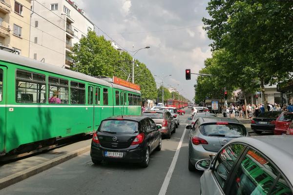 NEZGODA KOD VUKOVOG SPOMENIKA: Sudarili se tramvaj i automobil
