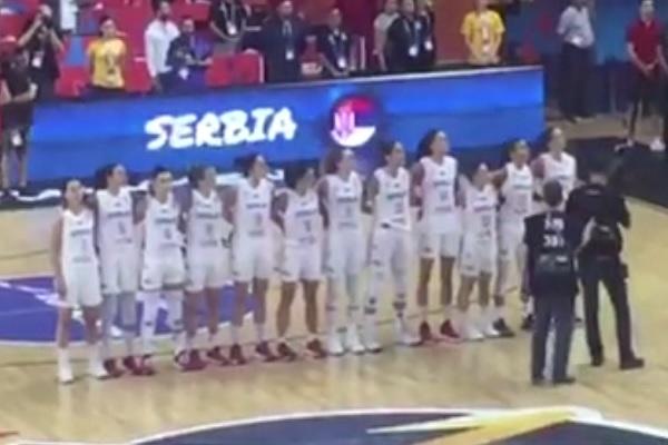 DEMONSTRACIJA SRPSKO-RUSKOG BRATSTVA NA VIDOVDAN: Zagrmele himne u Zrenjaninu, reakcija publike govori više od reči
