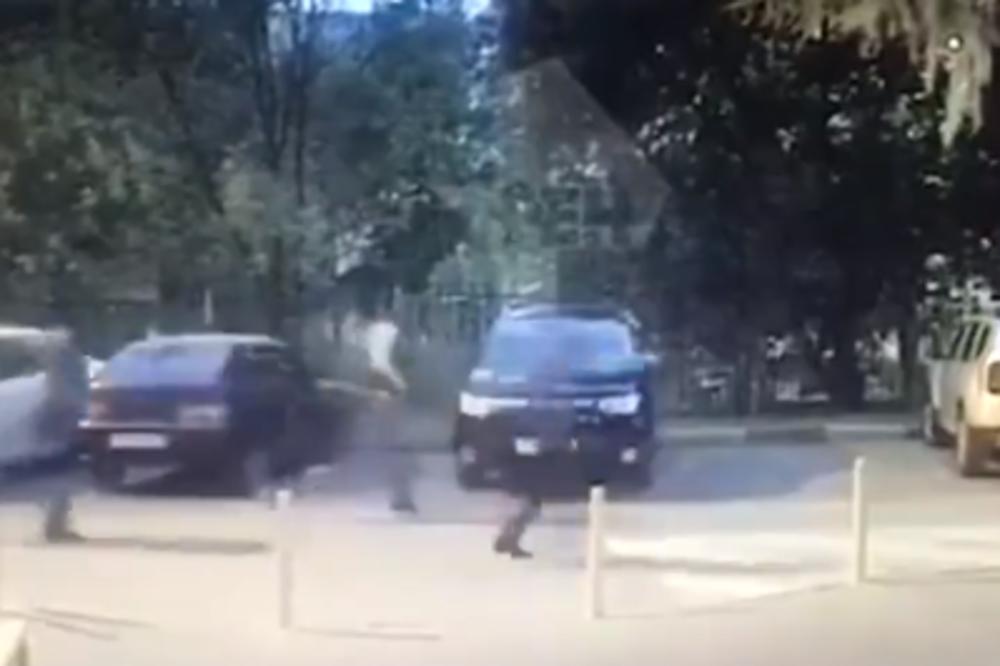 SNIMLJEN ATENTAT NA RUSKOG TAJKUNA: Trojica istrčala iz kola, PUCALI I JURILI GA, a onda je nastao HAOS! (VIDEO)