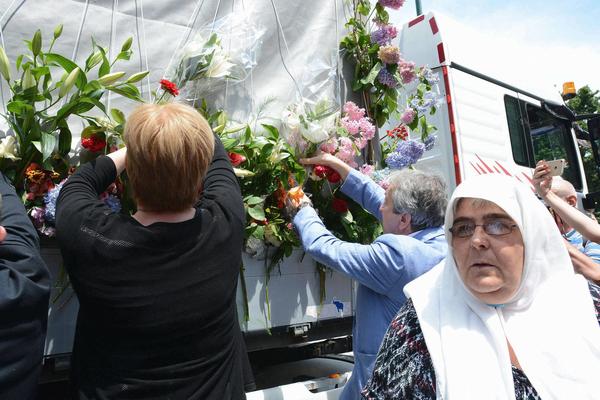 NEKIMA ĆE UKOPATI SAMO ŠAKU KOSTIJU! Ostaci 33 žrtve Srebrenice biće pokopani sutra u Potočarima (FOTO)