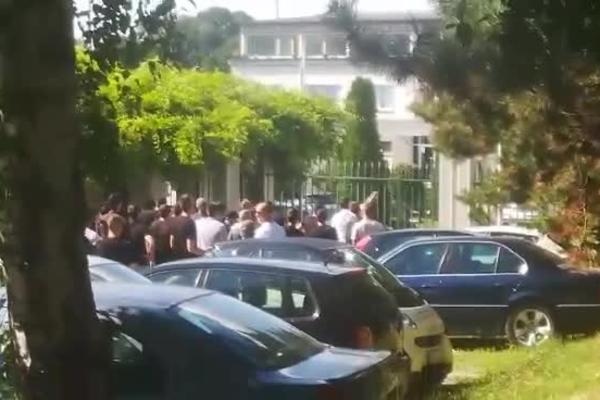 LETELA JAJA U ZEMUNELU: Grobari gađali kola čelnika Partizana tokom skupštine!