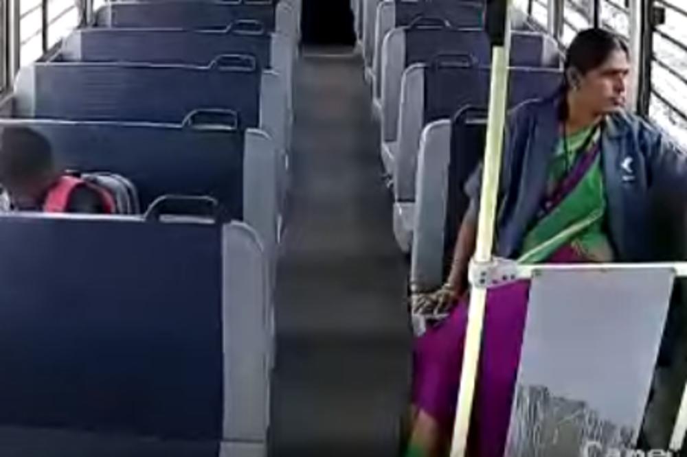 KAMERA SNIMILA TRENUTAK STRAVIČNOG SUDARA: Dečak i žena leteli po školskom autobusu ! (VIDEO)