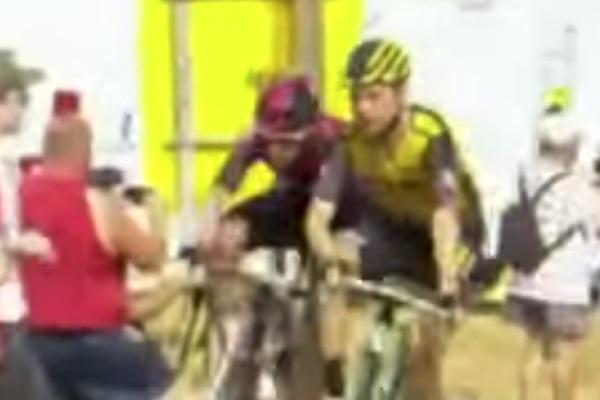 TAKO FIN SPORT, A TOLIKO BEZOBRAZLUKA: Sukob biciklista na Tur de Fransu! Posle toga su oboje diskvalifikovani!