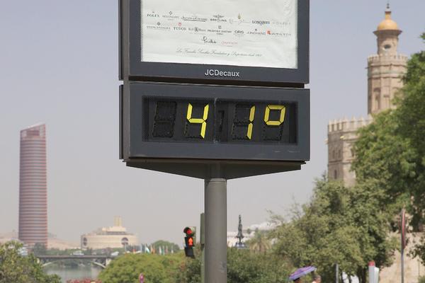 APEL LEKARA ZBOG NAJAVLJENIH 40 C: Visoke temperature OPASNE po život, SAVETI kako da izbegnete TOPLOTNI UDAR!