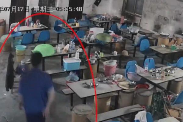 RADNIK U FABRICI UHVAĆEN U UŽASNOM ČINU: Prišao je stolu svog kolege i uradio nešto JEZIVO (VIDEO)