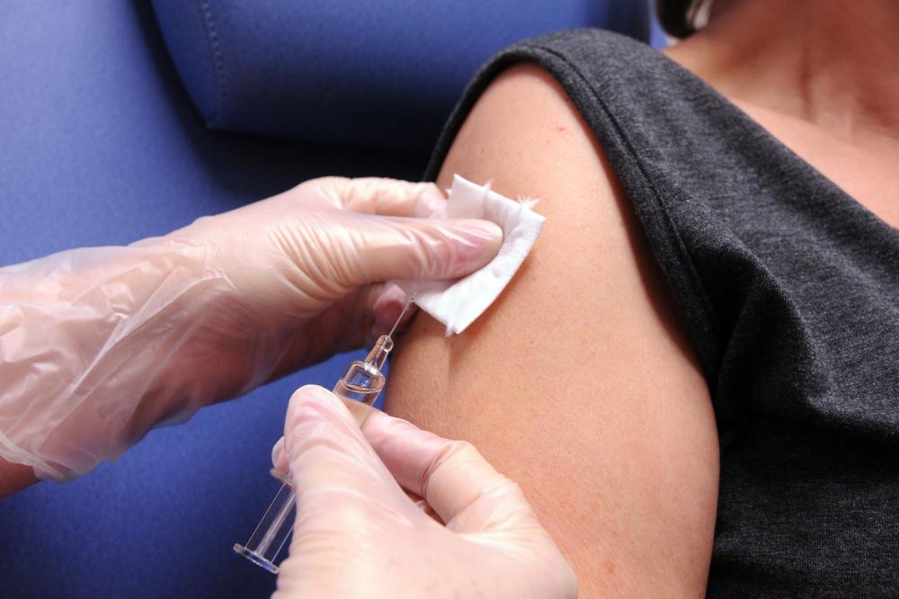 HOĆE DA SMANJE RIZIK OD ŠIRENJA INFEKCIJE: Nemačka vlada razmatra da uvede obaveznu vakcinaciju za OVE RADNIKE!