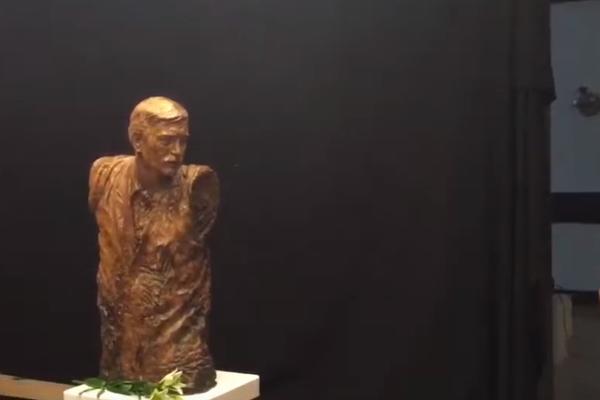 SEĆANJE NA JUGOSLOVENSKU LEGENDU: Otkrivena skulptura Davorinu Popoviću
