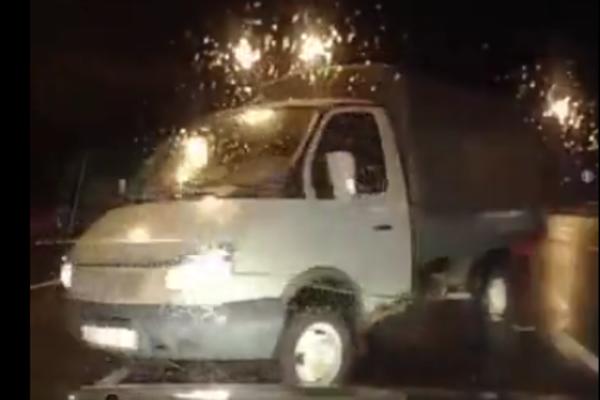 OVO JE MOGUĆE SAMO U RUSIJI: Pogledajte šta je radio vozač kamiona dok se obrtao u krug! (VIDEO)