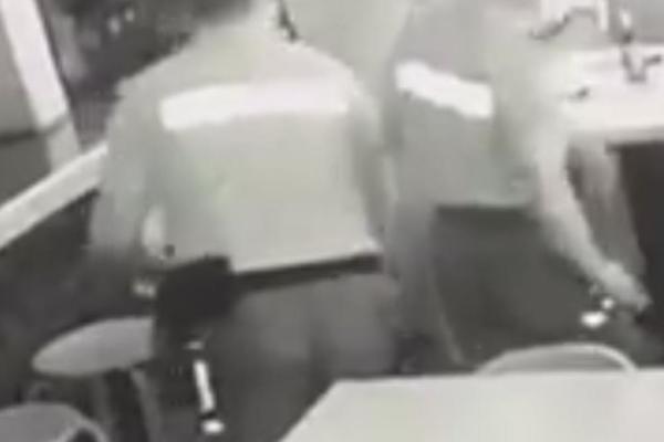 POLICAJAC PREBIJA HADŽOVIĆA, ISPLIVAO SNIMAK: Pesniči ga brutalno u glavu, sve se vidi! (VIDEO)