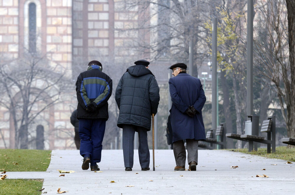 Penzioneri šetaju gradom 