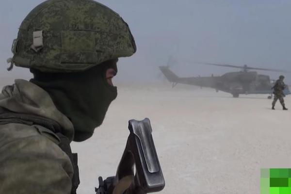 AMERIKANCI U ŽURBI NAPUSTILI ALEP: Pogledajte trenutak kada Rusi preuzimaju bazu! (VIDEO)