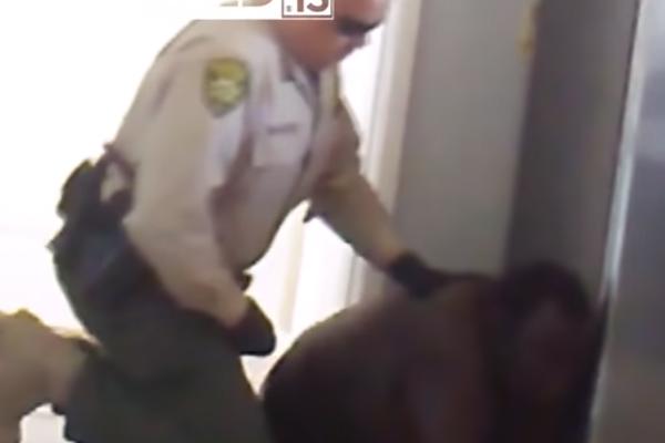 POLICAJAC BRUTALNO NAPAO DEČAKA BEZ RUKU I NOGU! Obrušio se na njega SVOM SNAGOM! Razlog je VAN PAMETI (VIDEO)