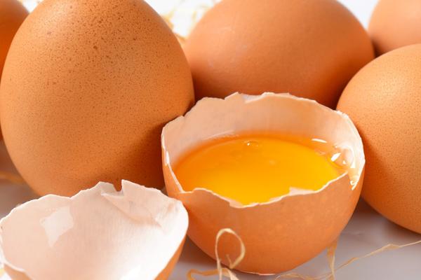 OVO ĆE VAS MOŽDA UPLAŠITI ILI IZNENADITI: Evo šta znači kada nađete DVA ŽUMANCA u jajetu!