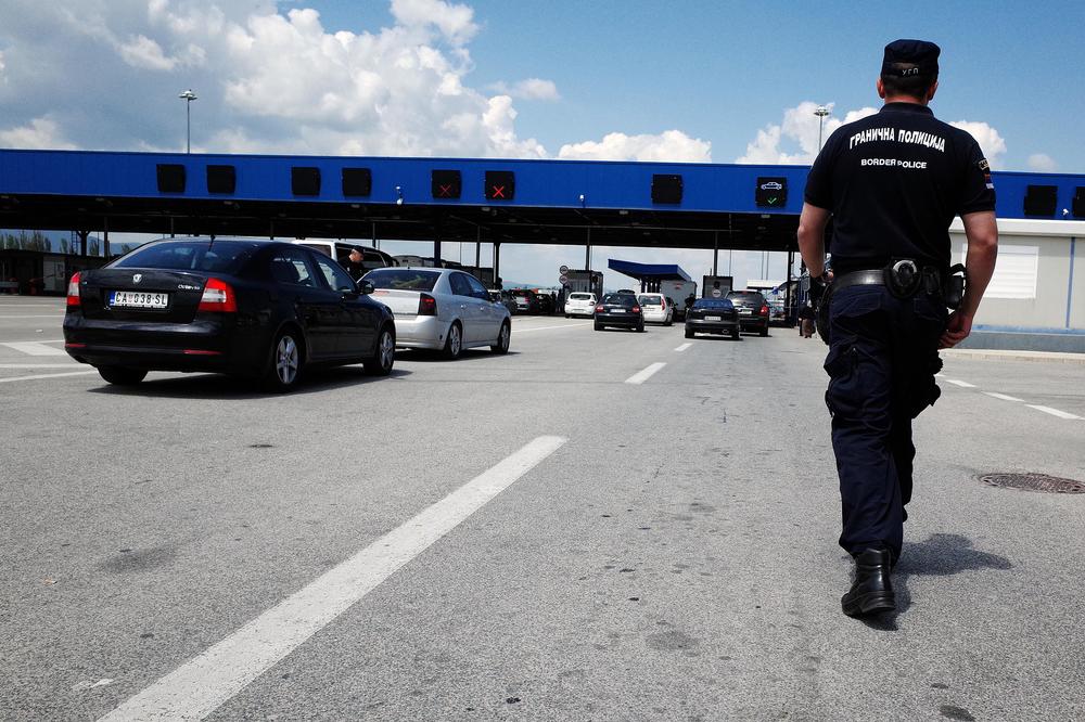 SRBIN UHAPŠEN U MAĐARSKOJ! Policija ga zaustavila na auto-putu i u vozilu otkrila šestoricu SIRIJACA