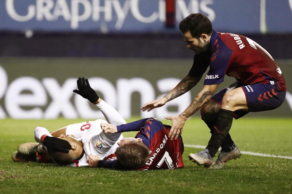 STRAŠNA SCENA U PRIMERI: Igrač ostao nepomično da leži na travi! Ostali fudbaleri mu spašavali život!