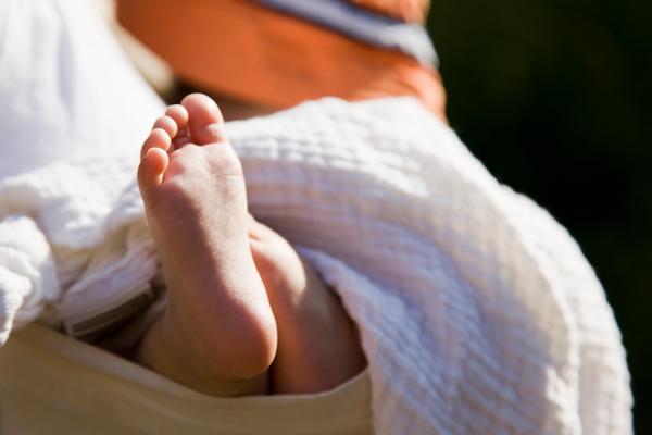 Beba rođena sa KORONA VIRUSOM: Lekari sumnjaju da se zarazila još u MATERICI!