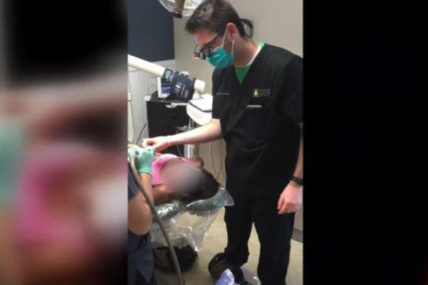 SKANDALOZAN SNIMAK IZ STOMATOLOŠKE ORDINACIJE: Zubar OSUĐEN zbog onoga što je radio dok je lečio pacijenta (VIDEO)