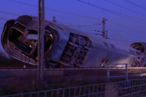 HOROR NA SEVERU ITALIJE: Voz izleteo iz šina, mašinovođa stradao! Snimak je STRAŠAN (VIDEO)