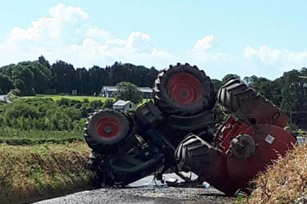 NESREĆA KOD TRSTENIKA: Prevrnuo se traktor, povređen mladić (26) HITNO prevezen do bolnice